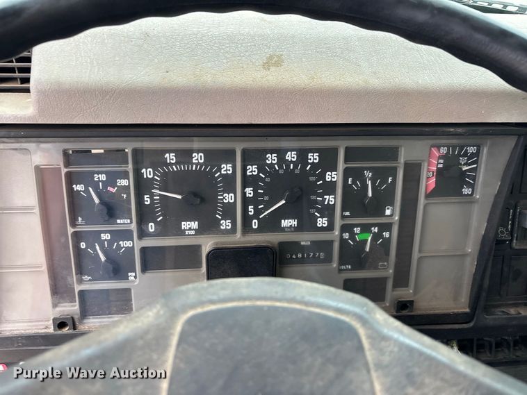 image for item ER3377 2000 International 4700 oil distributor truck