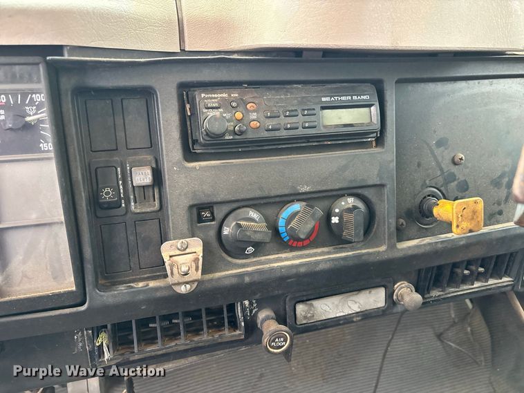 image for item ER3377 2000 International 4700 oil distributor truck