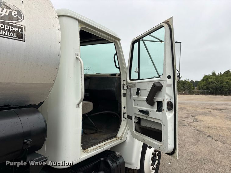 image for item ER3377 2000 International 4700 oil distributor truck