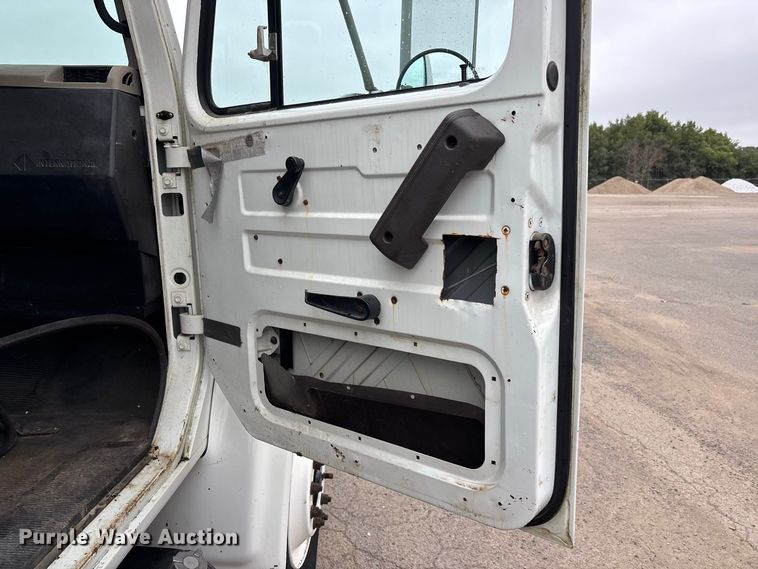 image for item ER3377 2000 International 4700 oil distributor truck