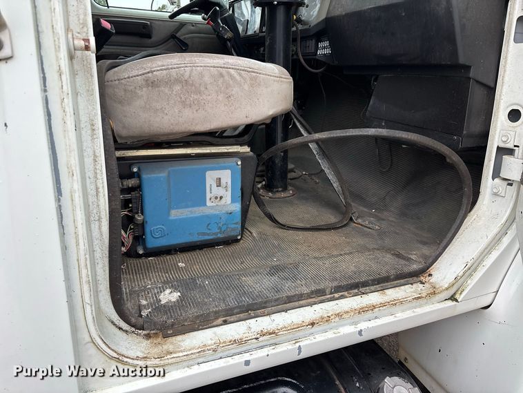 image for item ER3377 2000 International 4700 oil distributor truck