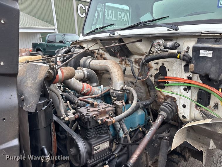 image for item ER3377 2000 International 4700 oil distributor truck