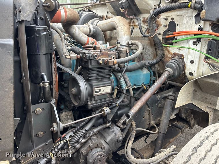 image for item ER3377 2000 International 4700 oil distributor truck