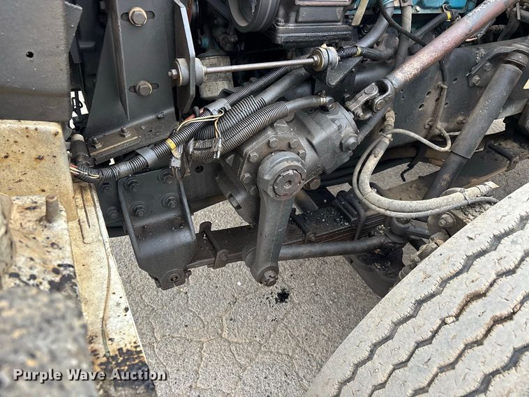 image for item ER3377 2000 International 4700 oil distributor truck