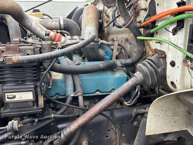 image for item ER3377 2000 International 4700 oil distributor truck