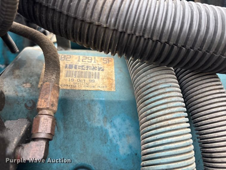 image for item ER3377 2000 International 4700 oil distributor truck