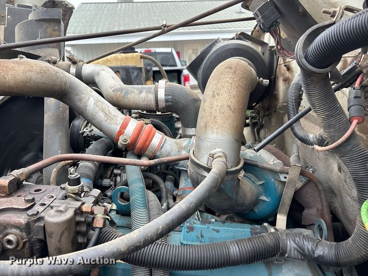 image for item ER3377 2000 International 4700 oil distributor truck