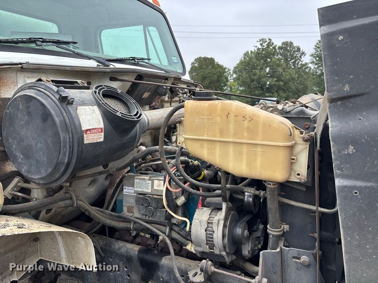 image for item ER3377 2000 International 4700 oil distributor truck