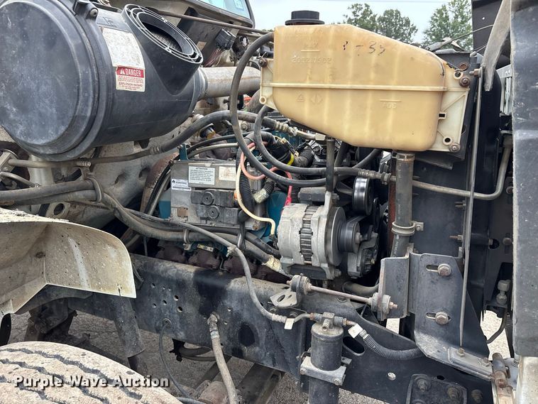 image for item ER3377 2000 International 4700 oil distributor truck