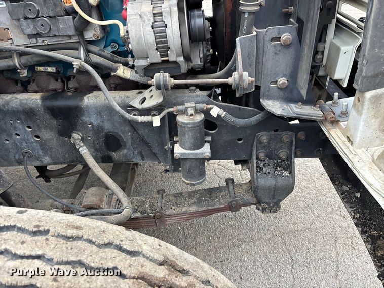 image for item ER3377 2000 International 4700 oil distributor truck