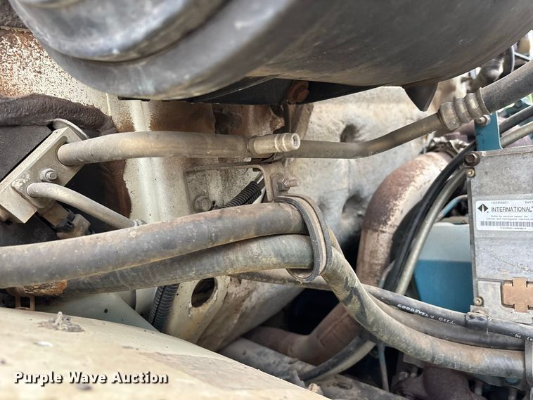 image for item ER3377 2000 International 4700 oil distributor truck