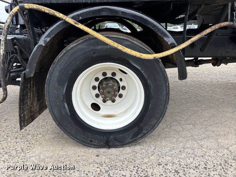 image for item ER3377 2000 International 4700 oil distributor truck