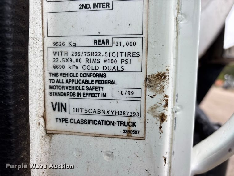 image for item ER3377 2000 International 4700 oil distributor truck