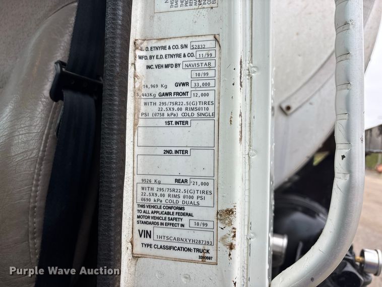 image for item ER3377 2000 International 4700 oil distributor truck