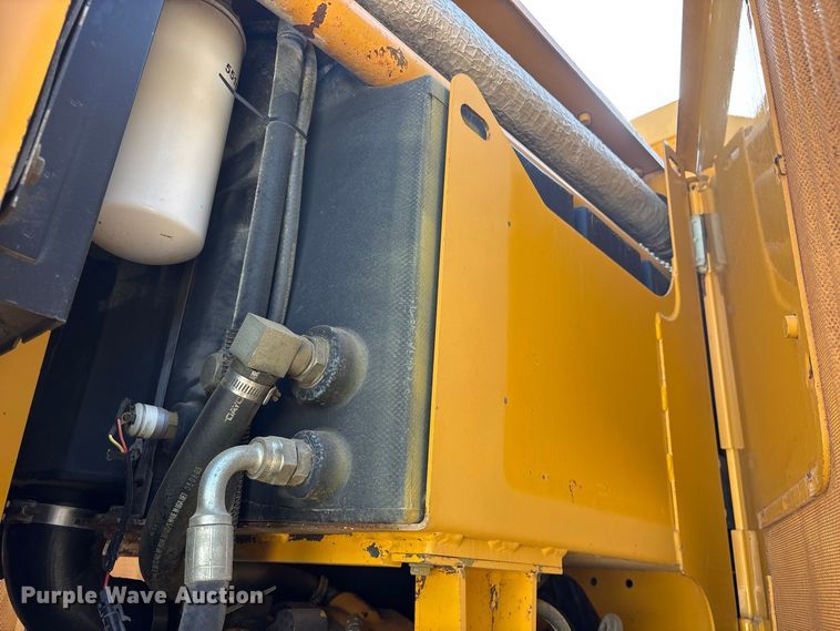 image for item ES8140 1998 John Deere 770CH motor grader