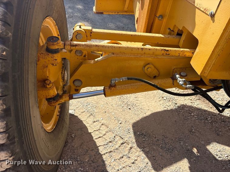 image for item ES8140 1998 John Deere 770CH motor grader