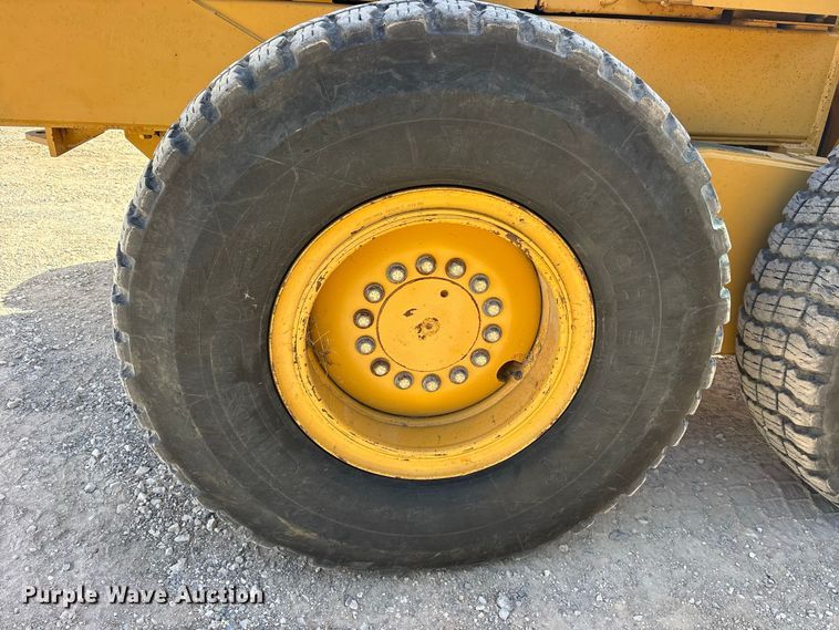 image for item ES8140 1998 John Deere 770CH motor grader