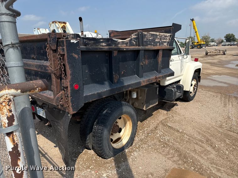 image for item EW4188 1996 Ford F700 dump truck