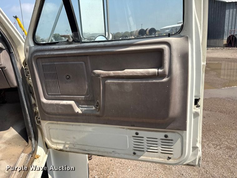 image for item EW4188 1996 Ford F700 dump truck