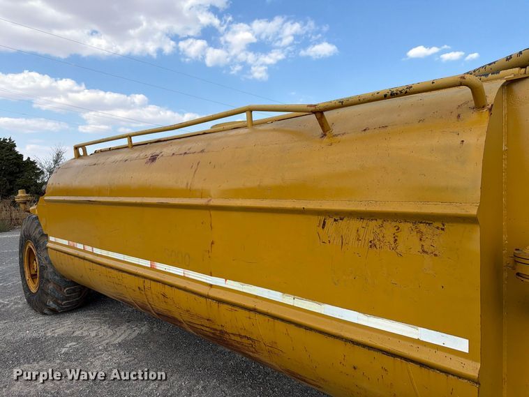 image for item EW8772 Caterpillar 613B water wagon