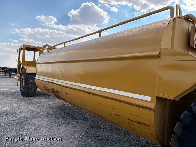 image for item EW8772 Caterpillar 613B water wagon
