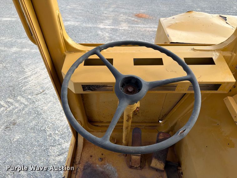 image for item EW8772 Caterpillar 613B water wagon
