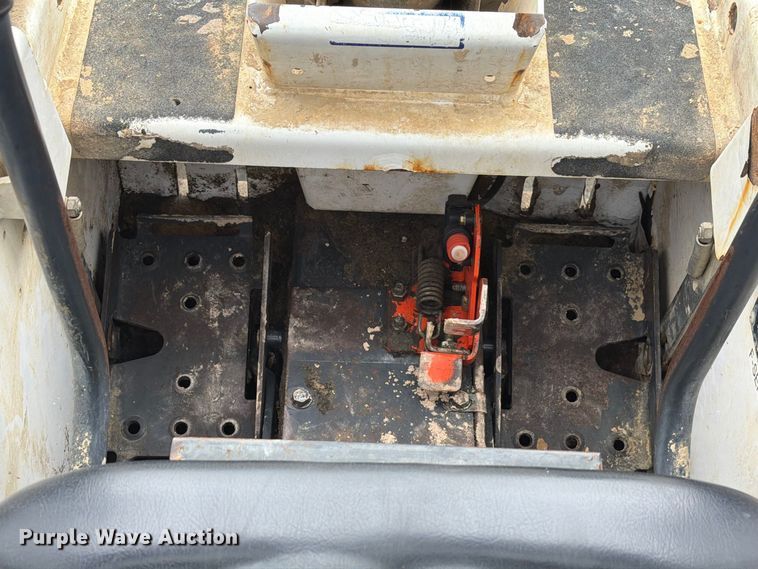 image for item EW8974 2000 Bobcat 453 skid steer loader