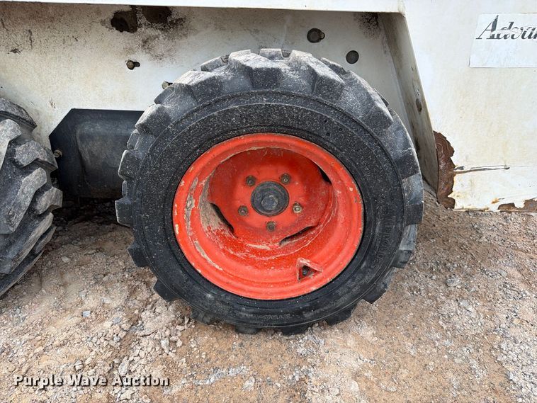 image for item EW8974 2000 Bobcat 453 skid steer loader