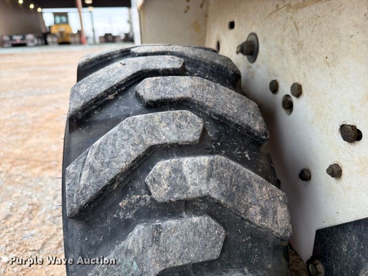 image for item EW8974 2000 Bobcat 453 skid steer loader