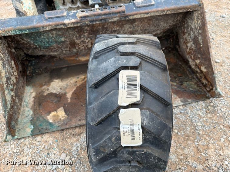 image for item EW8974 2000 Bobcat 453 skid steer loader