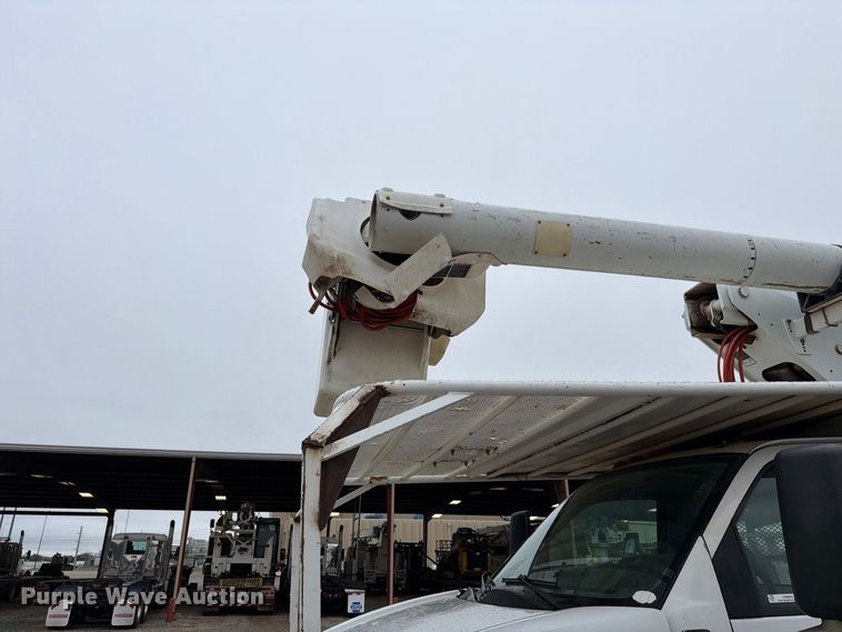 image for item EW8978 2005 GMC C7 forestry bucket truck