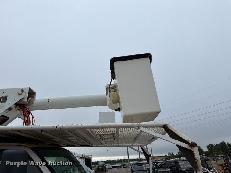 image for item EW8978 2005 GMC C7 forestry bucket truck