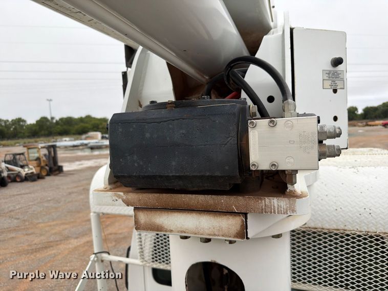 image for item EW8978 2005 GMC C7 forestry bucket truck