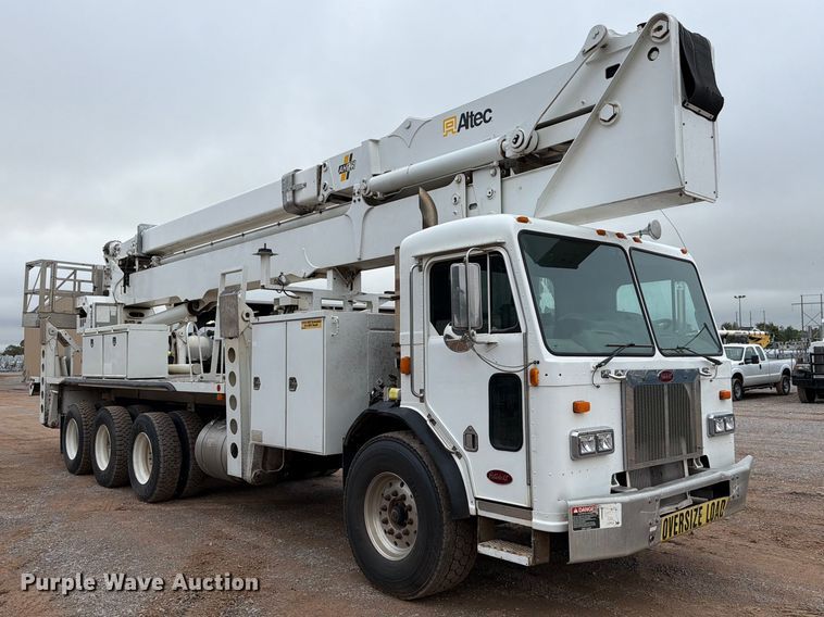 image for item EW8979 2007 Peterbilt 320 bucket truck