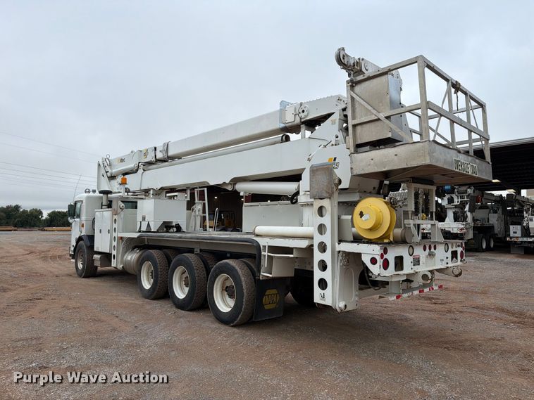 image for item EW8979 2007 Peterbilt 320 bucket truck