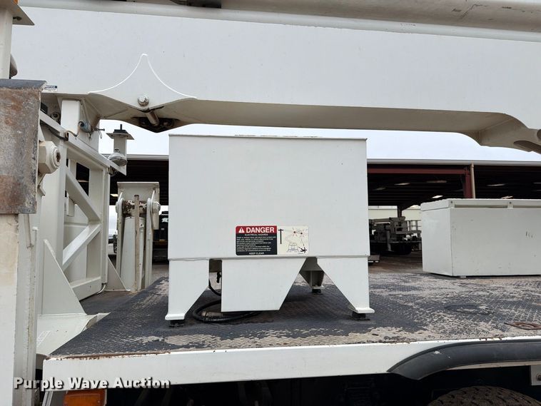image for item EW8979 2007 Peterbilt 320 bucket truck