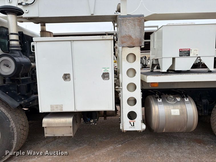 image for item EW8979 2007 Peterbilt 320 bucket truck