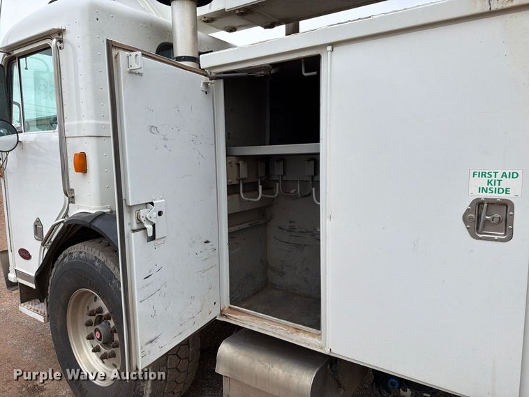 image for item EW8979 2007 Peterbilt 320 bucket truck