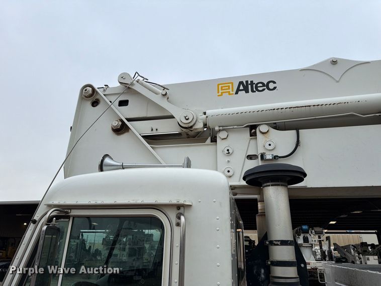 image for item EW8979 2007 Peterbilt 320 bucket truck