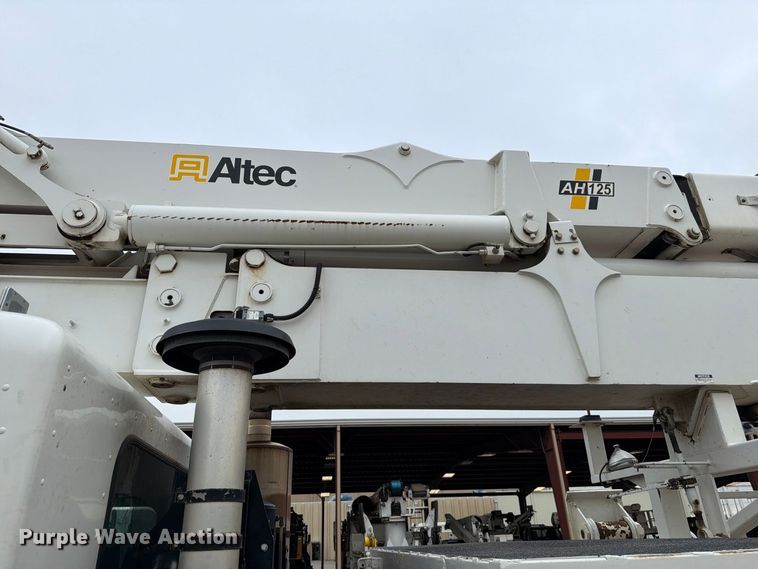 image for item EW8979 2007 Peterbilt 320 bucket truck