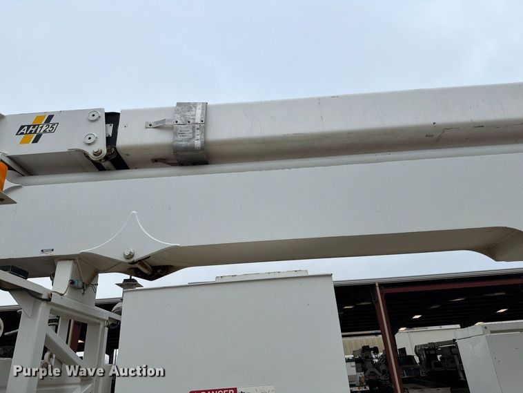 image for item EW8979 2007 Peterbilt 320 bucket truck