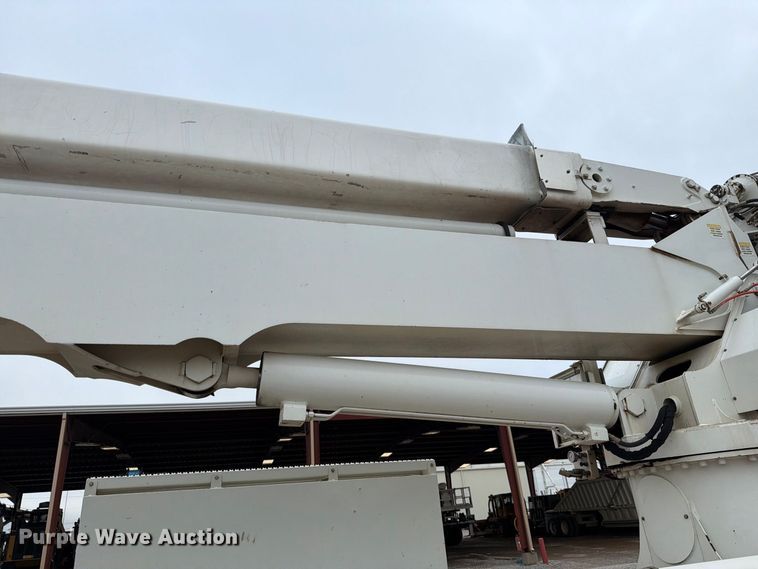 image for item EW8979 2007 Peterbilt 320 bucket truck