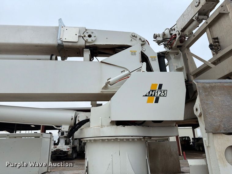 image for item EW8979 2007 Peterbilt 320 bucket truck