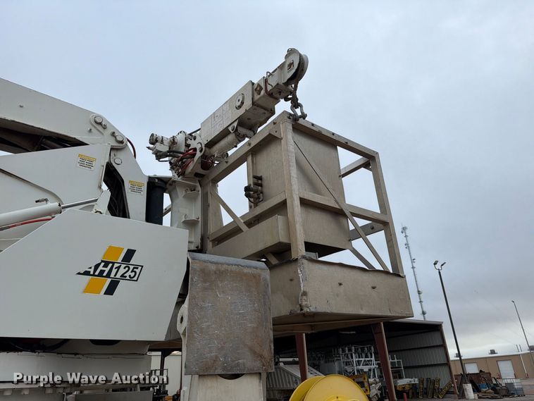image for item EW8979 2007 Peterbilt 320 bucket truck