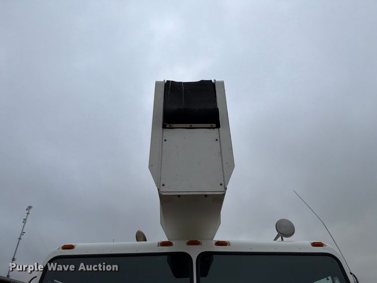 image for item EW8979 2007 Peterbilt 320 bucket truck