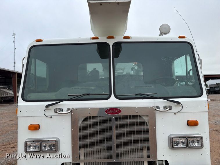image for item EW8979 2007 Peterbilt 320 bucket truck