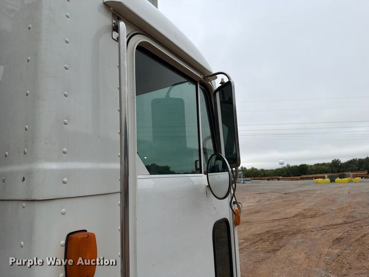 image for item EW8979 2007 Peterbilt 320 bucket truck