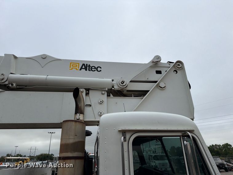image for item EW8979 2007 Peterbilt 320 bucket truck