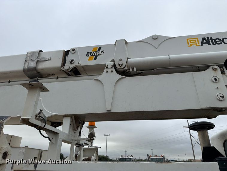 image for item EW8979 2007 Peterbilt 320 bucket truck
