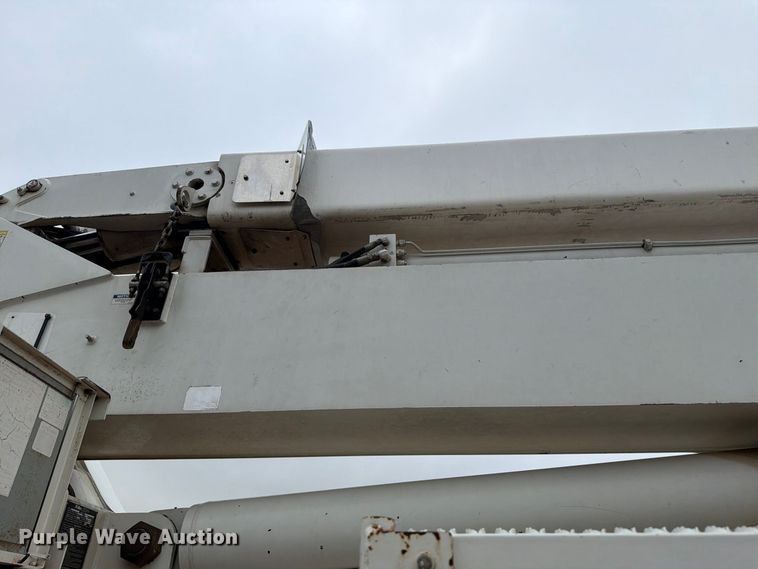 image for item EW8979 2007 Peterbilt 320 bucket truck